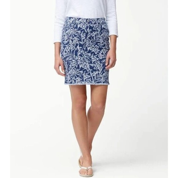 NWOT~Women's TOMMY BAHAMA Navy/White Floral Print Raw Edge Denim Skirt Size 8 - Picture 1 of 11